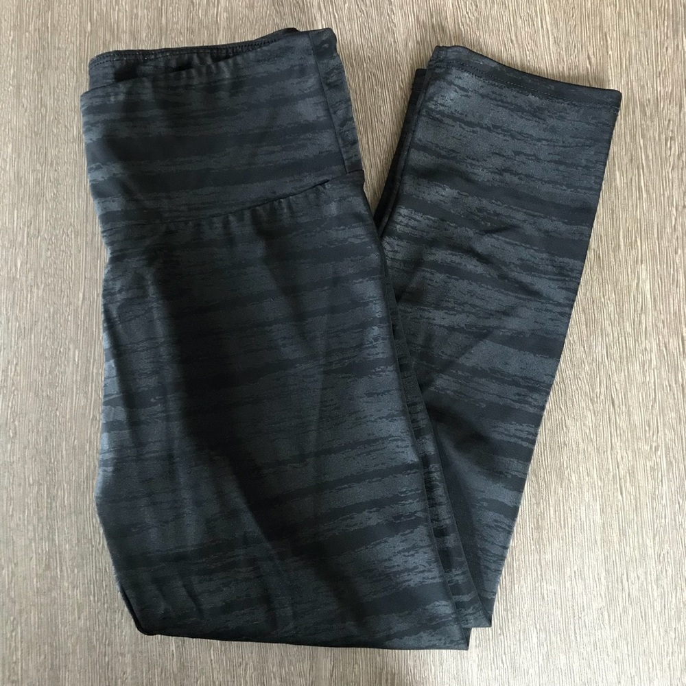 Onzie black/Gray striped cropped legging size S/M